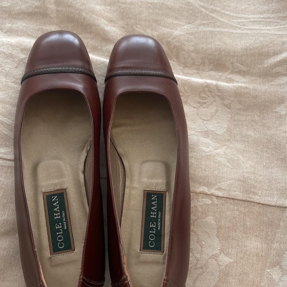 Cole Haan leather flats AA width. Never worn. Classic style.